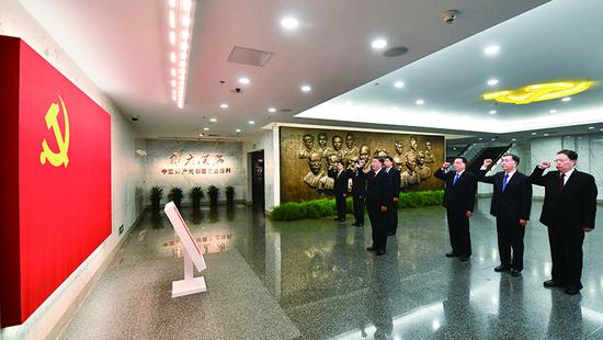 2017年10月31日，中共中央總書記、國家主席、中央軍委主席習(xí)近平帶領(lǐng)中共中央政治局常委李克強、栗戰(zhàn)書、汪洋、王滬寧、趙樂際、韓正，瞻仰上海中共一大會址和浙江嘉興南湖紅船。這是31日上午，在上海中共一大會址紀念館，習(xí)近平帶領(lǐng)其他中共中央政治局常委同志一起重溫入黨誓詞。 新華社記者 李濤/攝