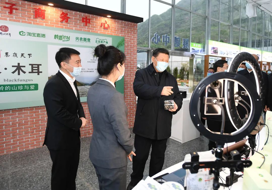2020年4月20日，習近平在商洛市柞水縣小嶺鎮(zhèn)金米村培訓中心，了解該村發(fā)展木耳產(chǎn)業(yè)情況。新華社記者 謝環(huán)馳 攝