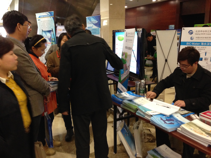 中水科技術專家正在為觀眾講解村鎮(zhèn)污水處理技術